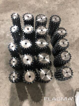 Chain sprocket with hub